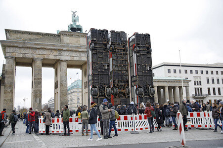 Aleppo-Busse als Mahnmal gegen Krieg und Terror in Berlin