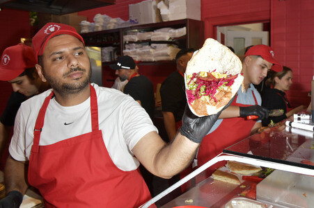 Eröffnung vom veganen Dönerladen 'Döner Pro' von Frederick Lau in Berlin