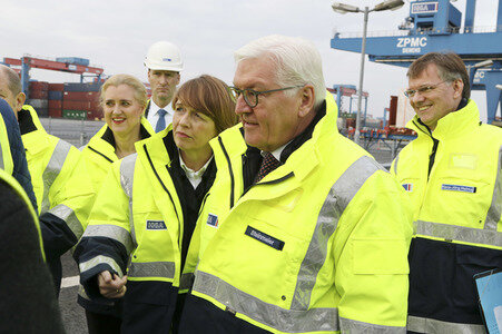 Frank-Walter Steinmeier besichtigt den HHLA Container Terminal Altenwerder in Hamburg
