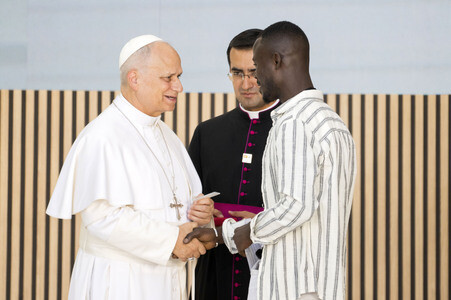 Papst Leo XIV. besucht das Cedia 24 Horas in Madrid