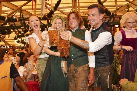 Wiesn Anstich im Schottenhamel Festzelt auf dem Oktoberfest 2025 in München