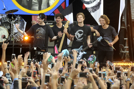 Michael Clifford, Calum Hood, Luke Hemmings, Ashton Irwin (5 Seconds of Summer)