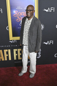 Closing Ceremony und Filmpremiere 'Song Sung Blue', AFI Fest 2025 in Los Angeles