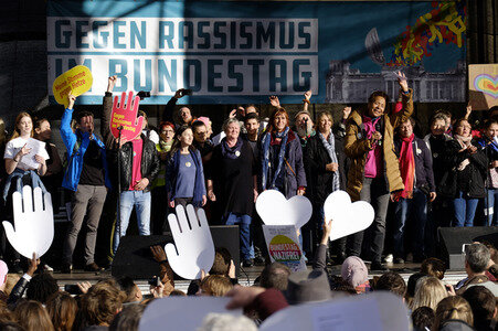 Demonstration 'Gegen Hass und Rassismus im Bundestag' in Berlin