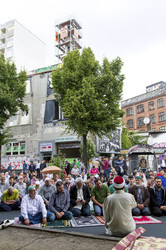 Freitagsgebet vor der abgebrannten Mevlana-Moschee, Berlin