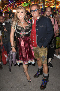 Almauftrieb in Käfers Wiesn-Schänke auf dem Oktoberfest 2018 in München