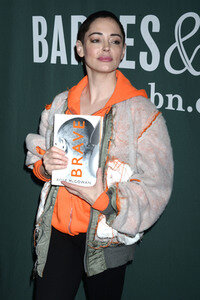 Buchsignierstunde mit Rose McGowan Book in New York