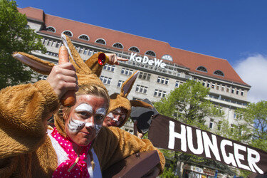 Osterhasen-Demo vor dem KaDeWe, Berlin