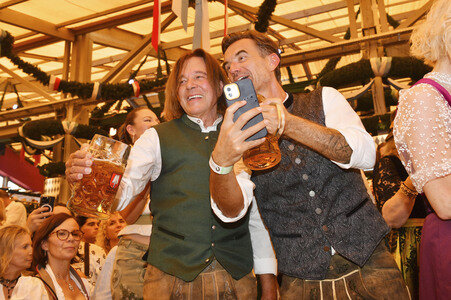 Wiesn Anstich im Schottenhamel Festzelt auf dem Oktoberfest 2025 in München