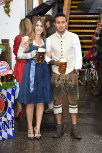 FC Bayern Team auf dem Oktoberfest in München