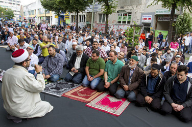 Freitagsgebet vor der abgebrannten Mevlana-Moschee, Berlin