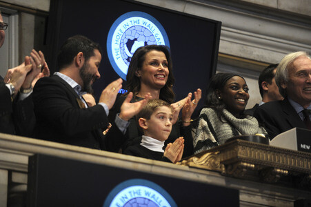 Bridget Moynahan äutet die NYSE Closing Bell in New York