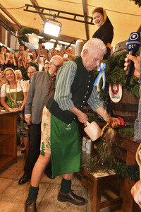 Wiesn Anstich im Schottenhamel Festzelt auf dem Oktoberfest 2025 in München