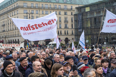 Kundgebung 'Aufstehen für eine neue soziale Demokratie' in Berlin