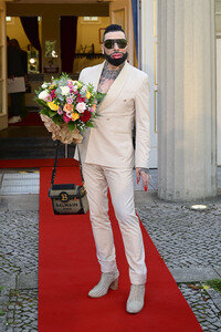 Theaterpremiere 'Der eingebildet Kranke' und 90. Geburtstag von Dieter Hallervorden in Berlin