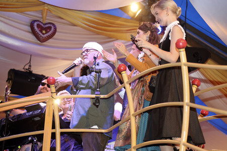 Cathy Hummels Wiesn-Bummel beim Oktoberfest 2026 in München