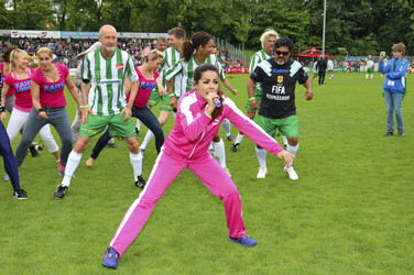 Charity-Fußballspiel 'Kicken mit Herz' in Hamburg