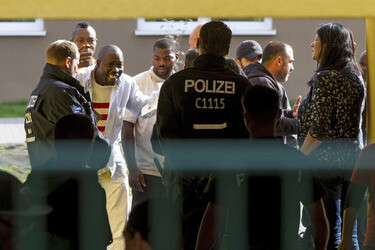 Flüchtlinge verlassen Flüchtlingsheim in der Haarlemer Straße, Berlin