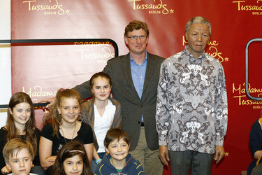 Enhüllung der Wachsfigur von Nelson Mandela,  Berlin