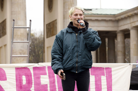 Kundgebung 'Es reicht! Sexualisierte Gewalt stoppen' in Berlin