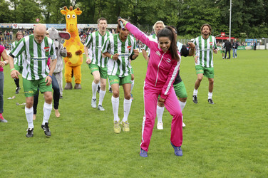 Charity-Fußballspiel 'Kicken mit Herz' in Hamburg