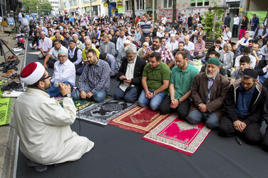 Freitagsgebet vor der abgebrannten Mevlana-Moschee, Berlin