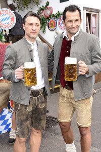 FC Bayern München Wiesnbesuch in Käfers Wiesn-Schänke auf dem Oktoberfest 2018 in München