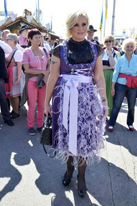 Damen-Wiesn 2015 von Unternehmerin Regine Sixt auf dem Oktoberfest in München