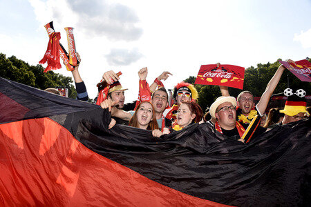 Fanmeile beim UEFA-Fußball-Europameisterschaft 2016 Spiel Deutschland gegen Nordirland in Berlin