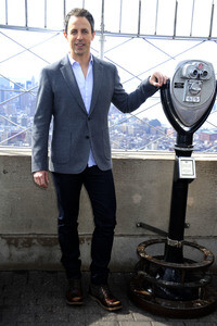 Seth Meyers schaltet das Licht am Empire State Building ein in New York
