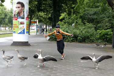Bai Ling mit Entourage in Düsseldorf