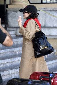 Ankunft von Zoey Deutch auf dem San Sebastian International Film Festival 2025