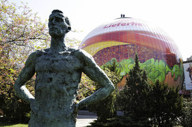 Zeiss-Großplanetarium Berlin als 30m großen Burger