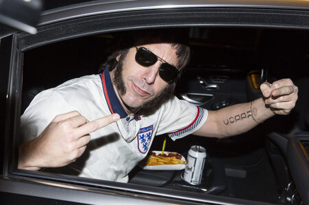 Sacha Baron Cohen bei seiner Ankunft in Berlin-Tegel