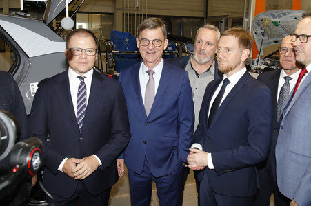 Carsten Schneider beim Besuch des VW-Werks in Zwickau