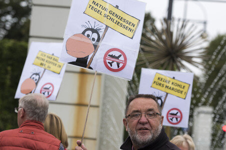 Demo für die Schließung des Flughafens Tegel in Berlin