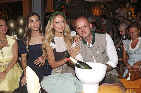 Cathy Hummels Wiesn-Bummel beim Oktoberfest 2026 in München