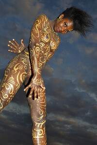 NATURE ART: Auf einem Feld in der Abendsonne / On a Field in the Evening Sun Bodypainting