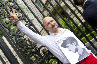 Demonstranten ketten sich mit Handschellen am Tor der Russischen Botschaft fest, Berlin