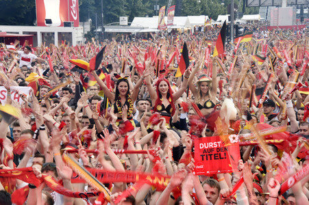 Fans beim UEFA-Fußball-Europameisterschaft 2016 Spiel Deutschland gegen Polen in Berlin