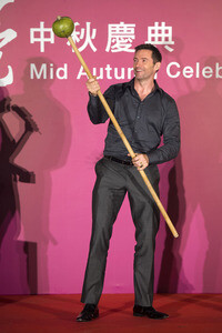 Hugh Jackman beim Tai Hang Fire Dragon Dance Festival in Hong Kong