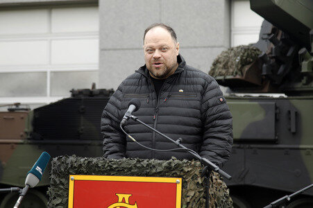 Julia Klöckner beim Besuch der Artillerieschule der Bundeswehr in Idar-Oberstein