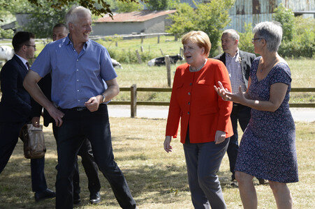 Angela Merkel besucht einen Milchbauernhof in Nienborstel