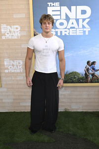 Filmpremiere 'The End of Oak Street' in Burbank