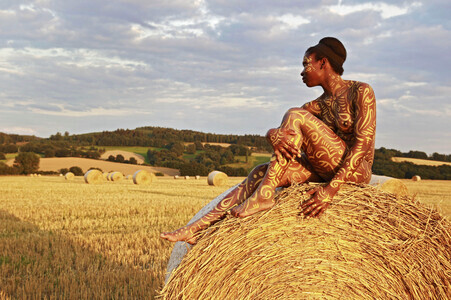NATURE ART: Auf einem Feld in der Abendsonne / On a Field in the Evening Sun Bodypainting