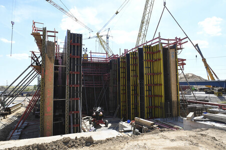 Arbeiten am Neubau der Brücke der B 101 bei Großenhain