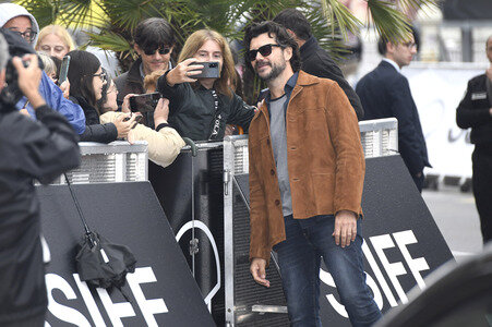 Ankunft von Álvaro Morte auf dem San Sebastian International Film Festival 2025