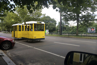 Tram fährt neben den Schienen, Berlin
