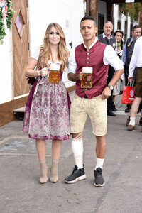 FC Bayern München Wiesnbesuch in Käfers Wiesn-Schänke auf dem Oktoberfest 2018 in München