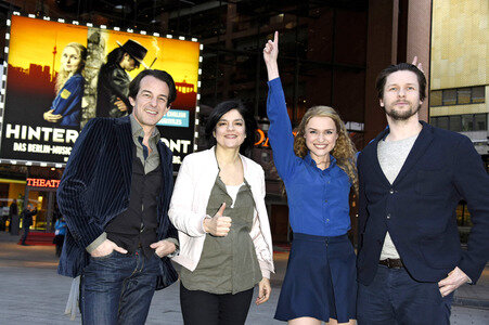 Hauptdarsteller aus ZDF-Krimiserie 'Letzte Spur Berlin' besuchen Musical 'Hinterm Horizont' in Berlin